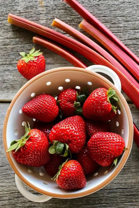 'Rhubarb & Strawberry' Car Diffuser